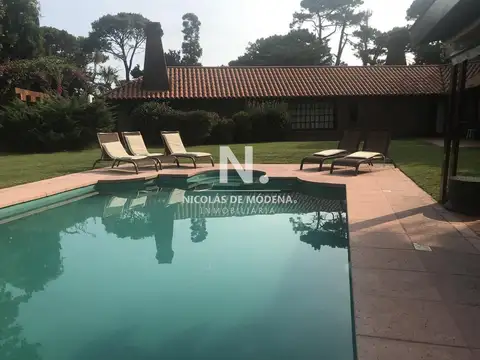 Vende comoda casa de 3 dormitorios, cerca del mar en Brava, Punta del Este.