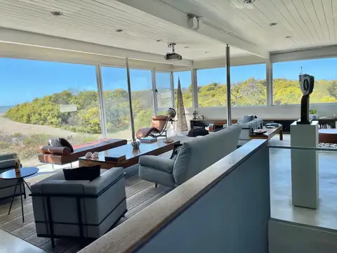 MODERNA CASA EN VENTA Y ALQUILER EN CARILÓ CON VISTA AL MAR.