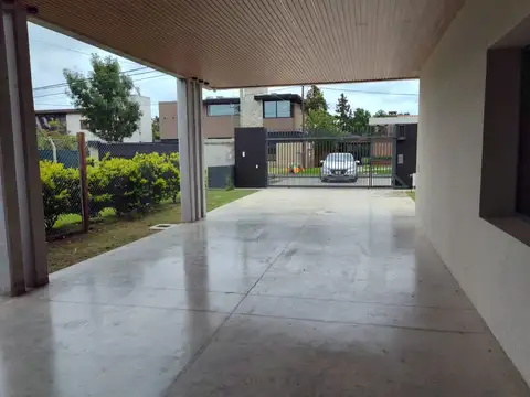 Hermosa casa residencial desarrollada en una planta. Construccion Moderna Aldea Funes San Eduardo