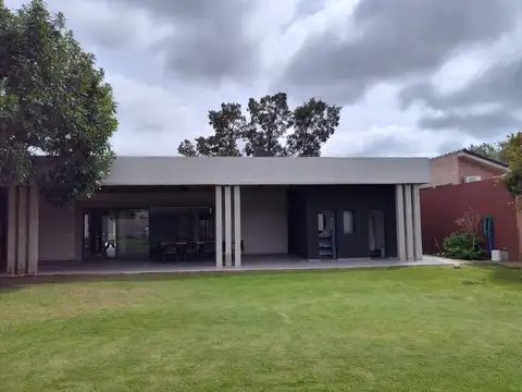 Hermosa casa residencial desarrollada en una planta. Construccion Moderna Aldea Funes San Eduardo