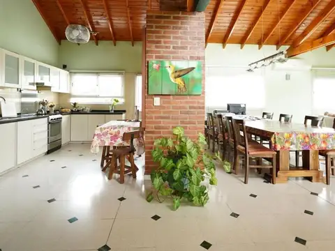 Casa en Venta con 2 cocheras