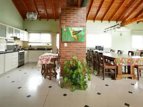 Casa 6 ambientes con 4 baños