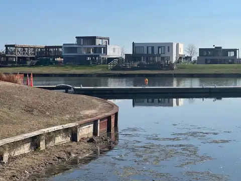 Lote al agua en Puertos