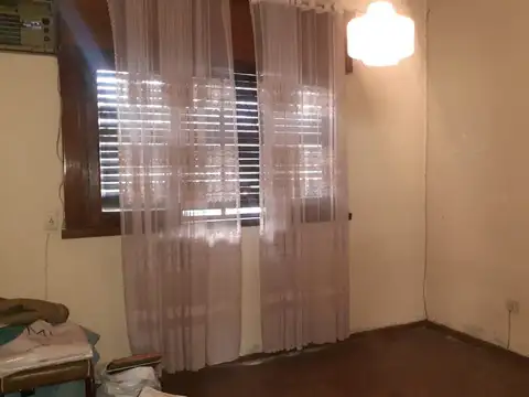 Casa 7 ambientes con 2 baños