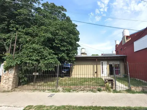 CHALET 3 AMBIENTES A LA VENTA EN ZONA COMERCIAL DEL TALAR. COCHERA PASANTE Y JARDIN. APTO CREDIT