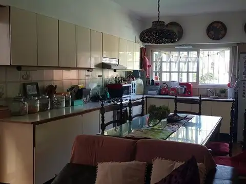 Casa 6 ambientes con 2 baños