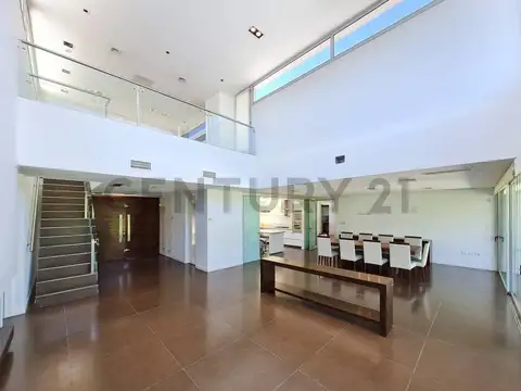 Casa en Venta con 4 cocheras