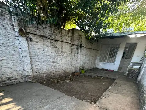 MORON CENTRO- A 200 MTS DE LA ESTACION LADO NORTE- DEPTO 2 AMB- PB CON AMPLIO FONDO