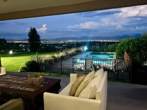 Impresionante casa en Praderas de San Lorenzo