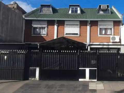 VENTA  - TRIPLEX  4  AMBIENTES CON  COCHERA CUBIERTA - SAN JUSTO