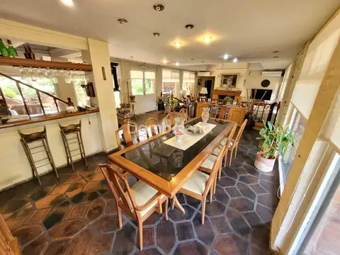 Casa 10 ambientes con 5 baños