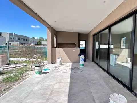 Casa a la venta en una planta sobre lote central en Santo Tomas