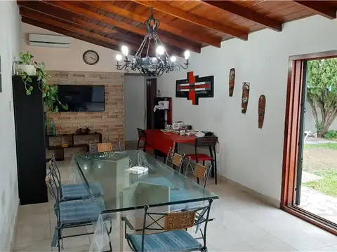 Casa 4 ambientes con 2 baños