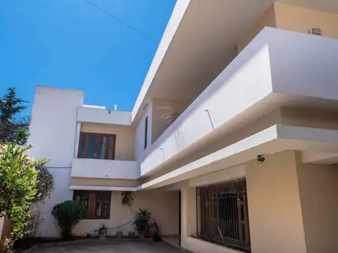 Casa 9 ambientes con 3 baños