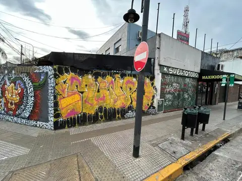 DOS LOCALES CON VIVIENDA EN PLANTA Y 3 COCHERAS!