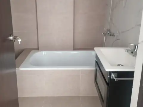 Excelente monoambiente divisible  con balcón a estrenar. Edificio con piscina y parrilla.