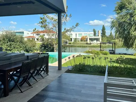 Casa 7 ambientes con 8 baños