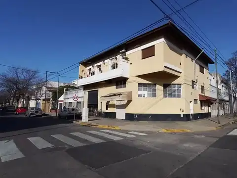 Casa 4 ambientes + local y coch. venta en Pompeya