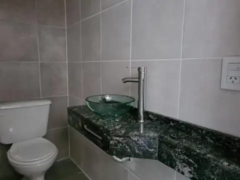 Casa 2 ambientes con 2 baños