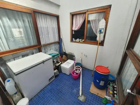 Galpon 200 m² y Dpto 5 amb, c/ quincho de 150 m² Cub. - Ramos Mejia