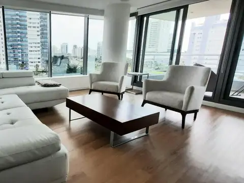 Bvar Artigas, Edificio ALEXANDER BOULEVARD