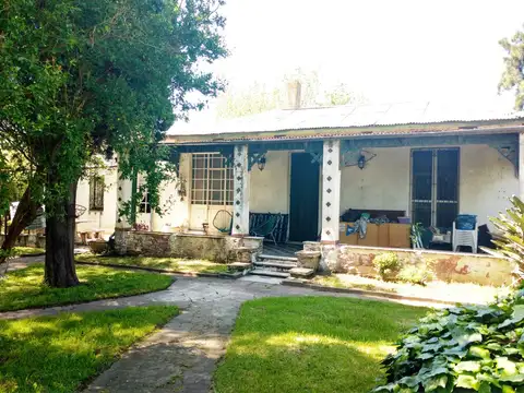 VENTA - Lote 2138 m2 con Casa antigua refaccionada - Monte Grande