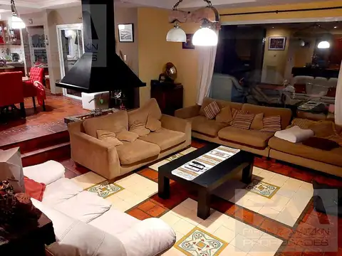 Casa en Venta con 2 cocheras