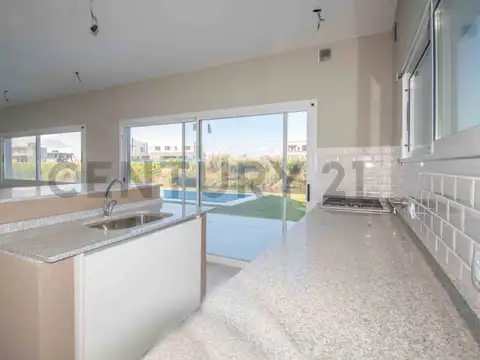Casa en Venta con 4 cocheras