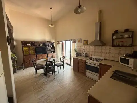 Casa 8 ambientes con 2 baños