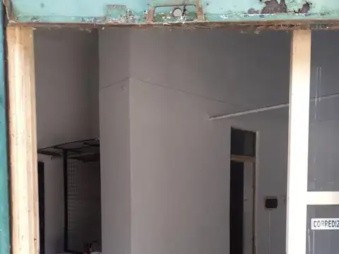 Local en esquina. Mexico y Sarandì, c/sótano