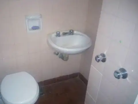 Departamento 4 ambientes, 3 dormitorios, 2 baños, balcón, lavadero.