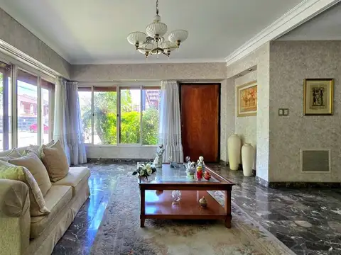 Venta casa en Villa Luzuriaga con jardín y quincho