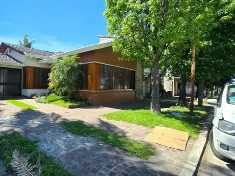 Venta casa en Villa Luzuriaga con jardín y quincho