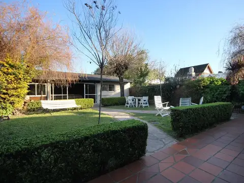 Venta CASA 4 amb QUINCHO COCHERA Hurlingham PERMUT