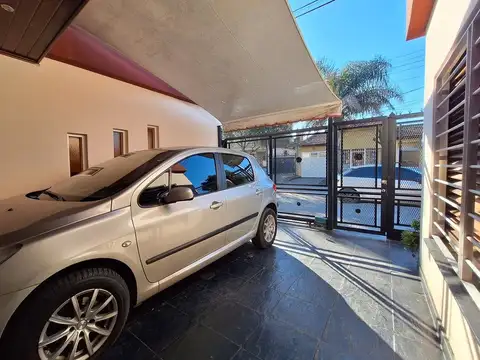 Venta CASA 4 amb QUINCHO COCHERA Hurlingham PERMUT