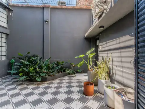 Venta PH con patio en Caballito