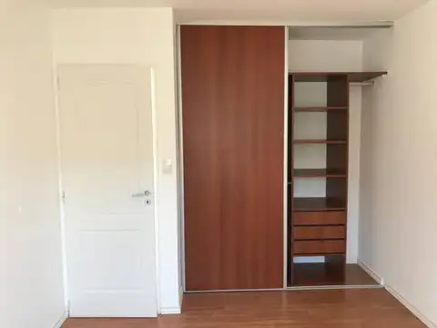 Excelente unidad duplex tres ambientes con patio y garaje