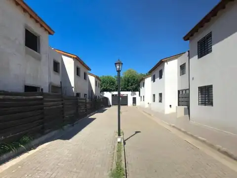 Excelente unidad duplex tres ambientes con patio y garaje