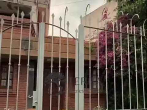 Exc Casa 3 dorm vta gge/qcho/esc/jard Carolinos al 300