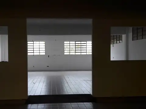 Galpón en 3 plantas de aproximadamente 2200 m2 con oficinas. Dos entradas para camión. Montacargas