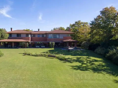 Importante casa en venta de 1230m² en  Altos De Pilar