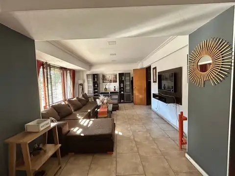 Casa en Venta con 4 cocheras