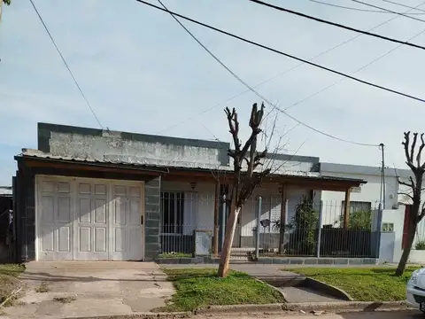 Venta casa con quincho y cochera