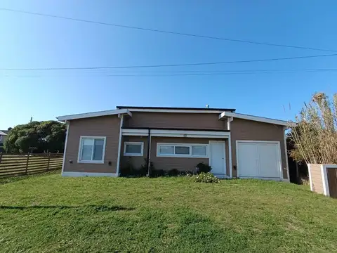 Casa en Mar de Cobo de cuatro ambientes con parque