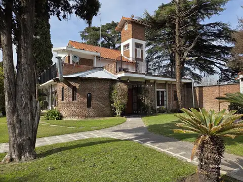 Venta Casa en San Miguel 5 ambientes con amplio Parque y Pileta