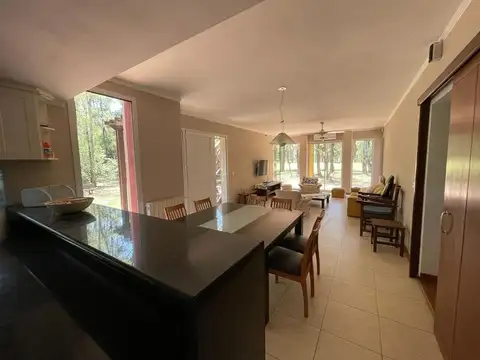 Casa 6 ambientes con 2 baños