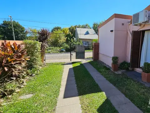 Casa 10 ambientes con 2 baños