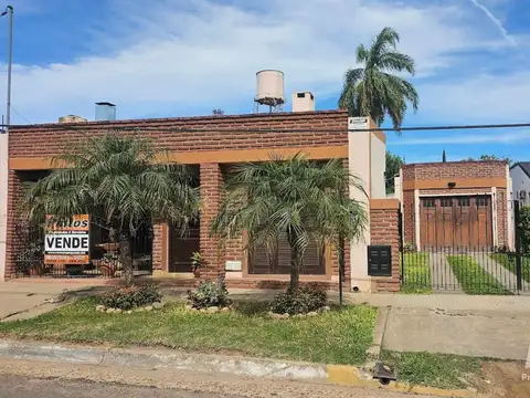 Casa sobre calle Lavalle, asfalto, a solo mts de Maipú. Amplio frente,. SAN JOSE.
