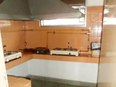 Casa 15 ambientes con 4 baños