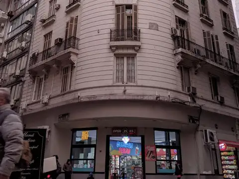 Piso Esq entero en venta OPORTUNIDAD A REFACCIONAR  OPORTUNIDAD, 5 despachos al frente y 2 al Patio